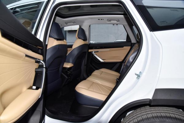 蓝电E5十万可买还是中型插混SUV，对比博越L，你会如何选择呢？