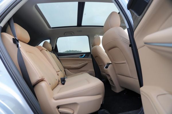对比博越L，十万可买中型插混SUV蓝电E5，哪个更值得入手？