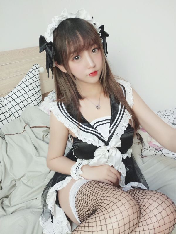 童颜巨乳丝袜美腿女仆装