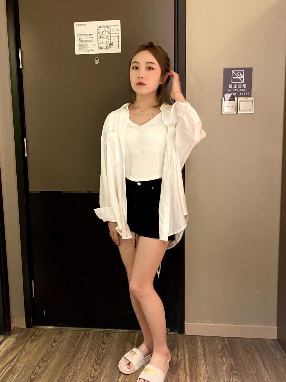 清纯外表的反差女孩[25P]