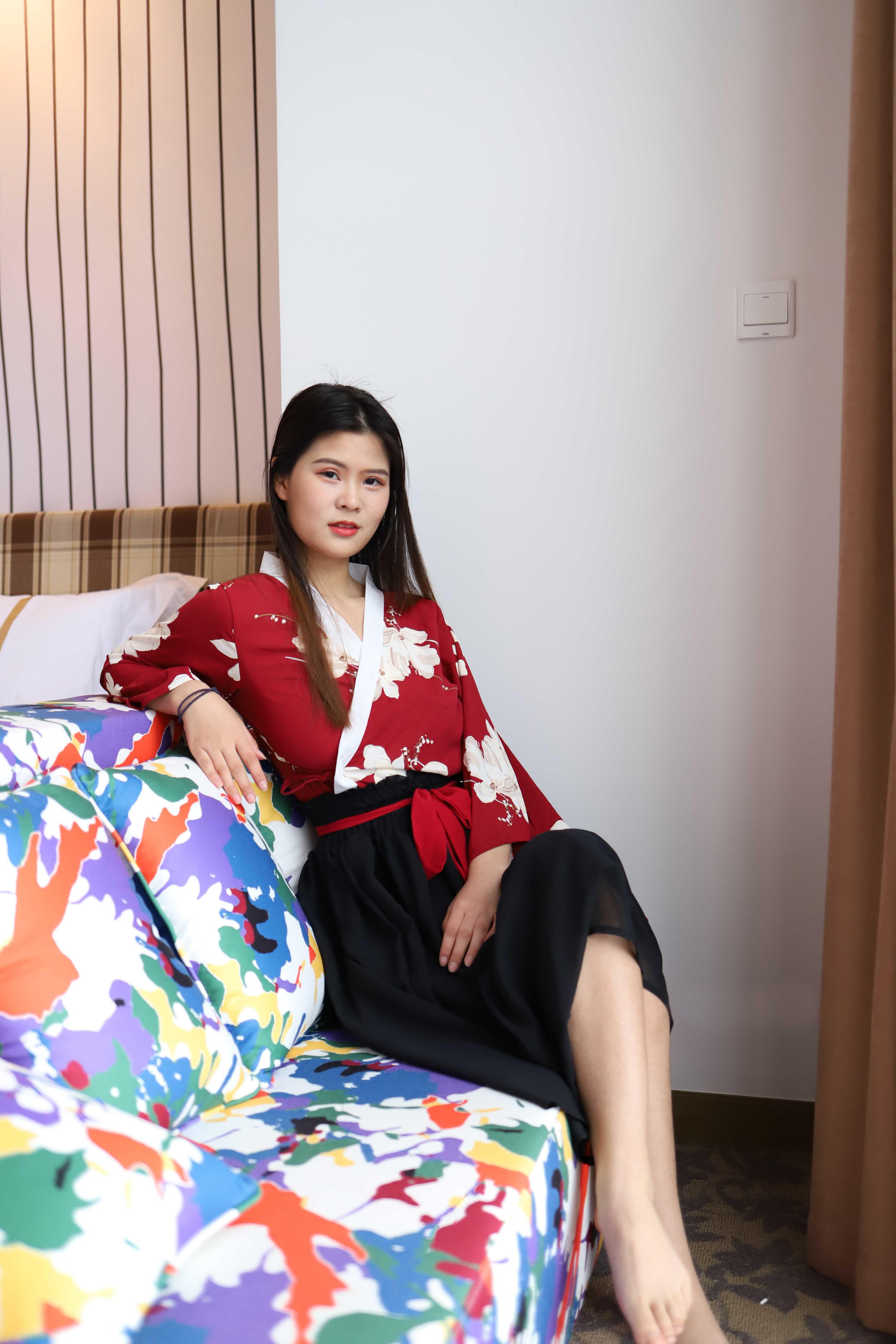 气质小姐姐脱掉衣服漏出奶子