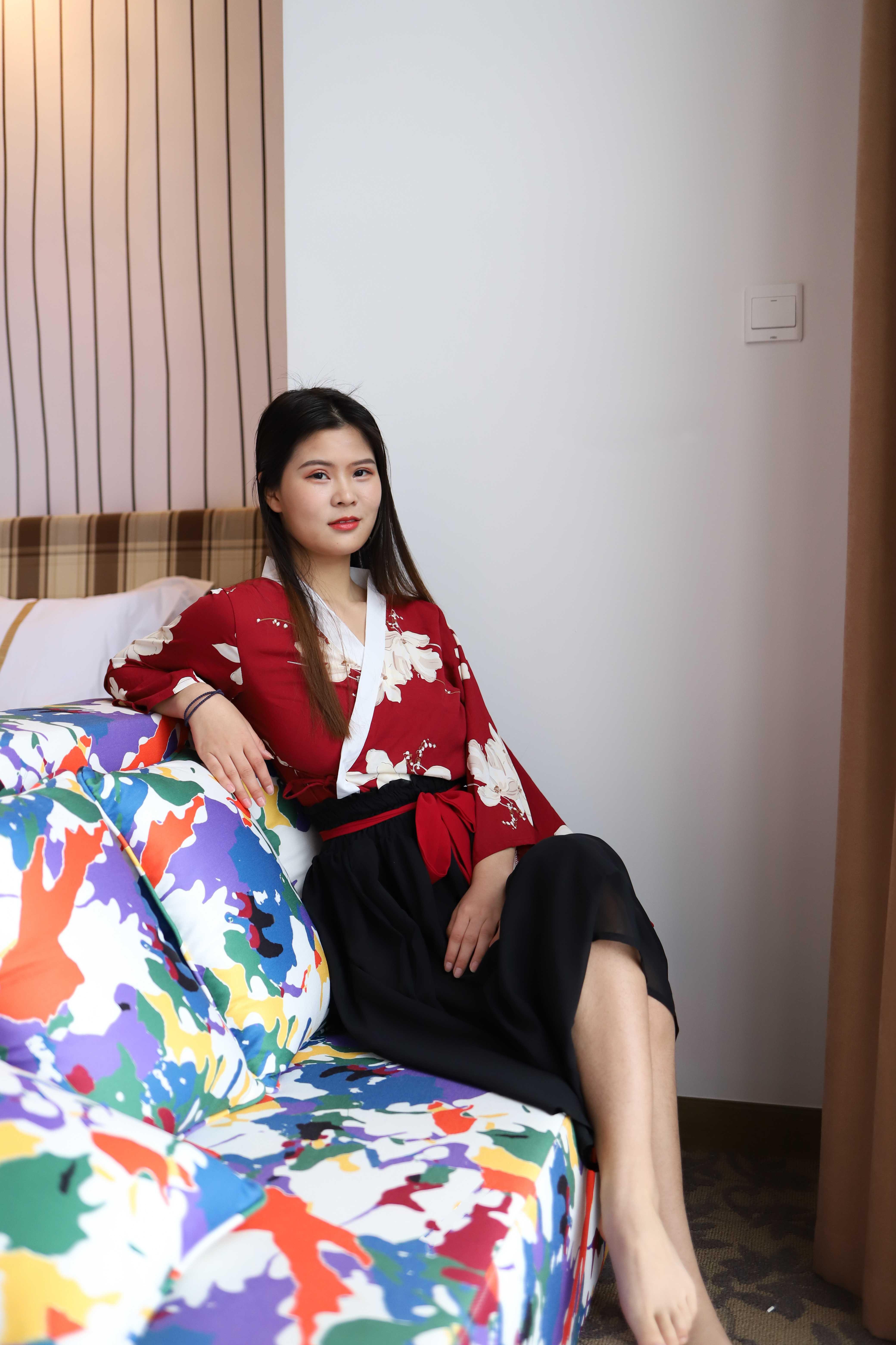 气质小姐姐脱掉衣服漏出奶子