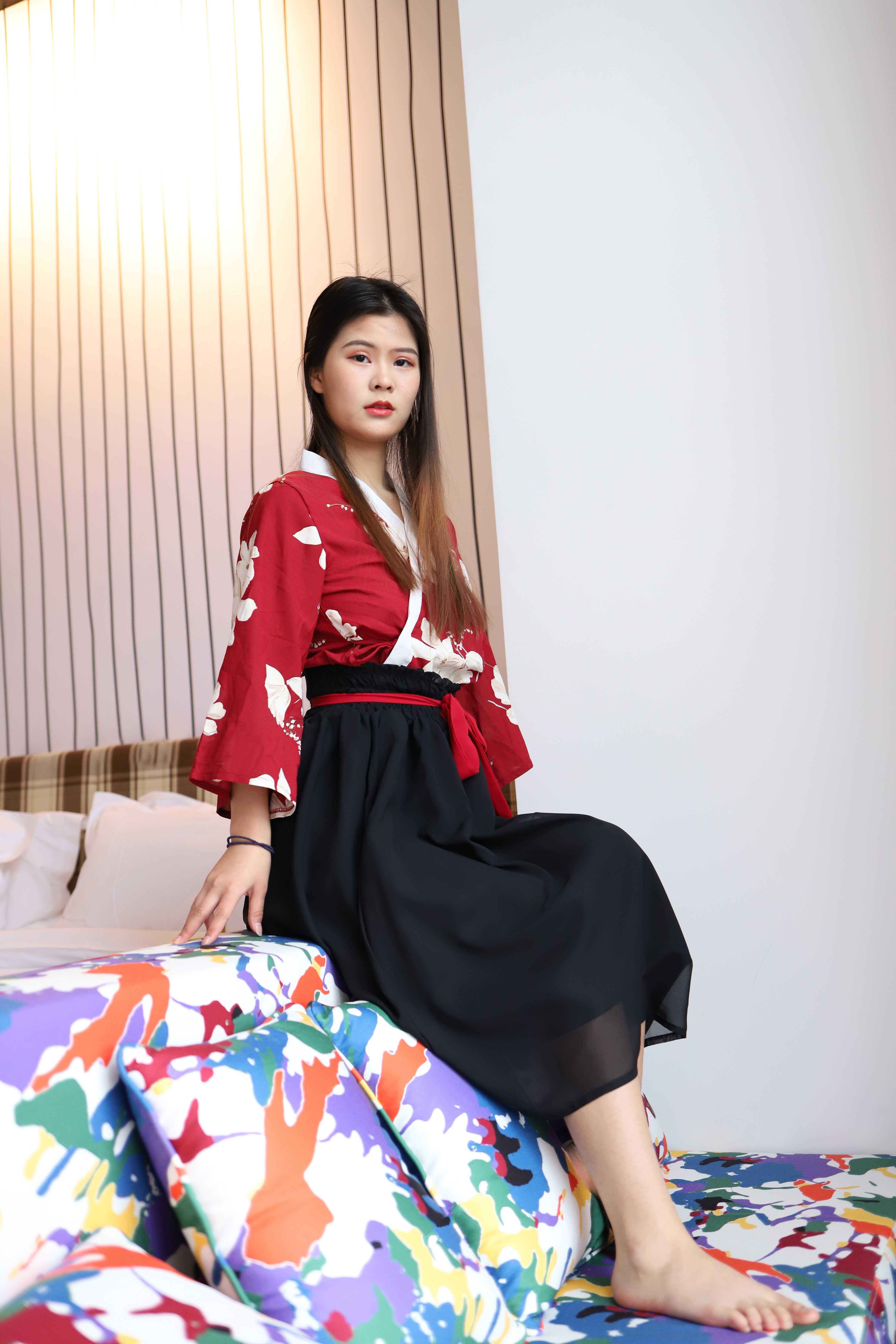 气质小姐姐脱掉衣服漏出奶子