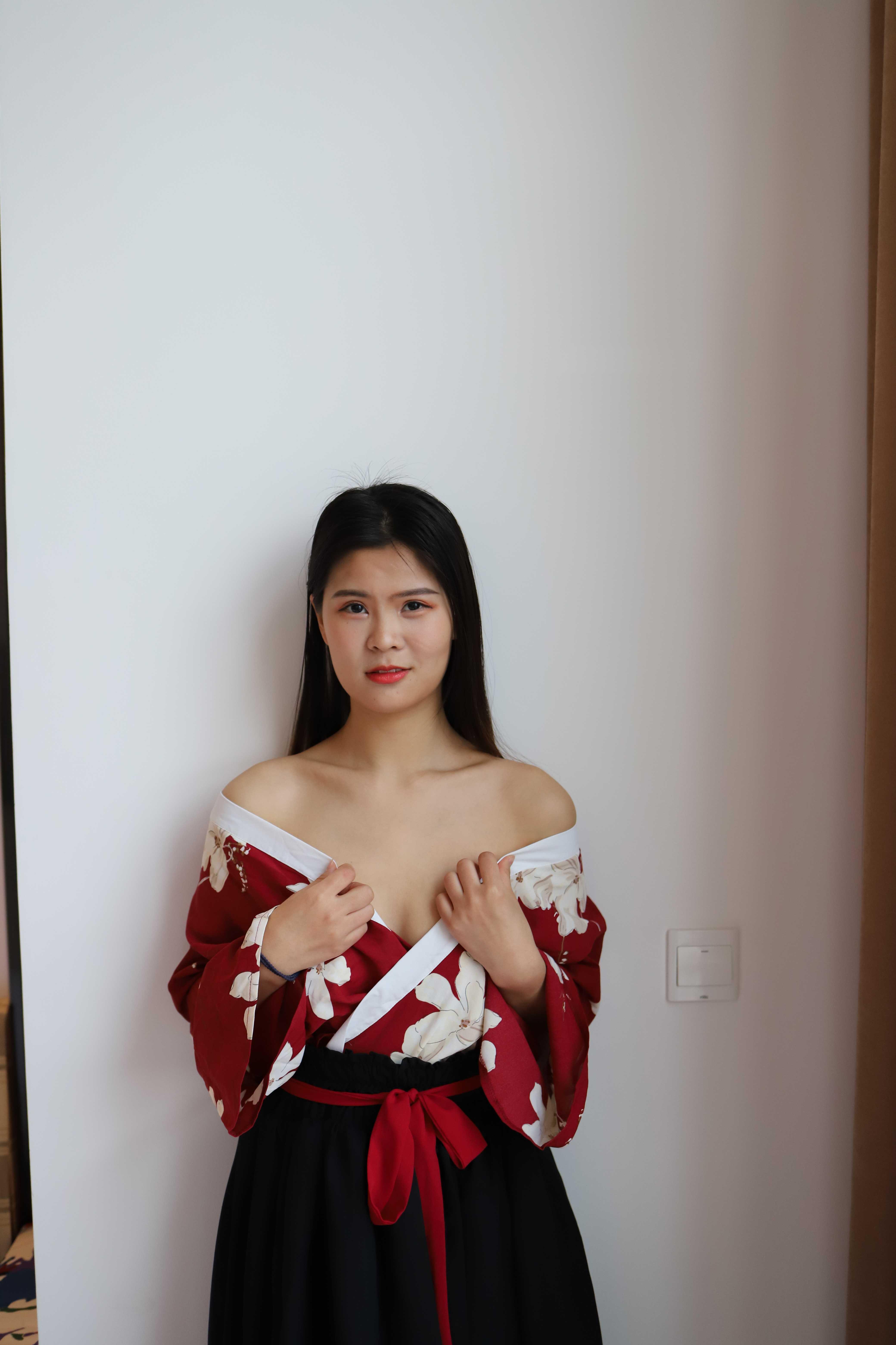 气质小姐姐脱掉衣服漏出奶子