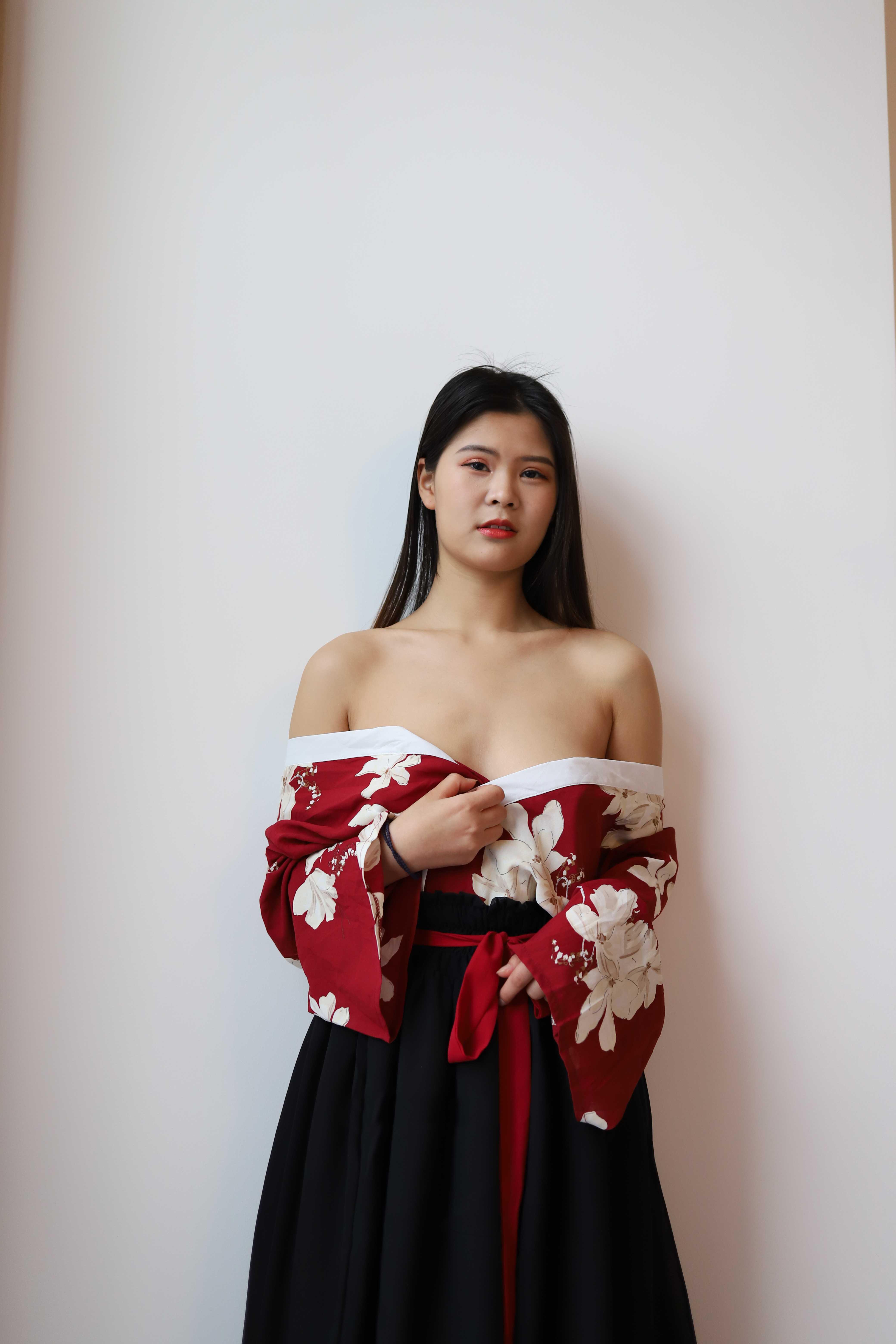气质小姐姐脱掉衣服漏出奶子