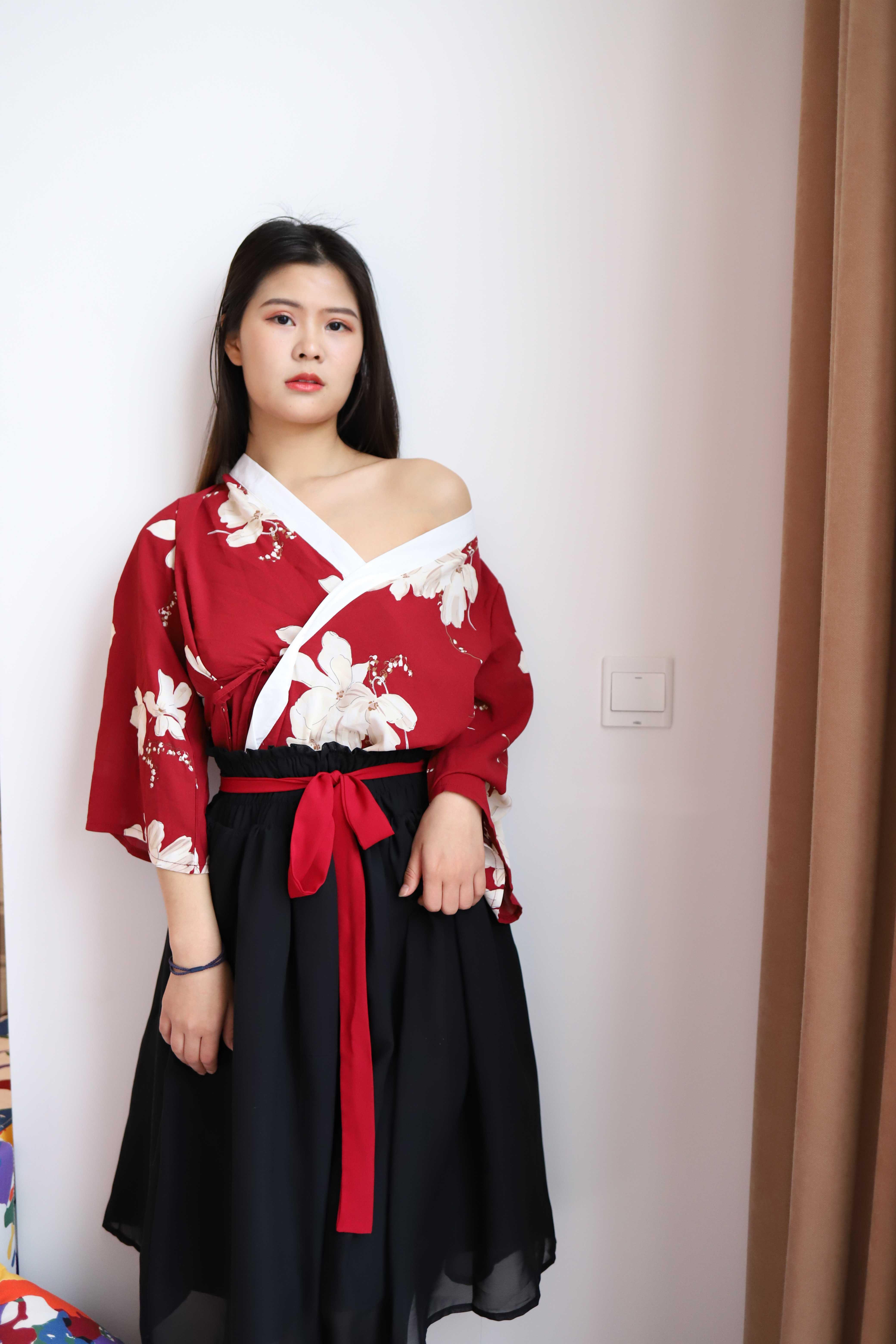 气质小姐姐脱掉衣服漏出奶子