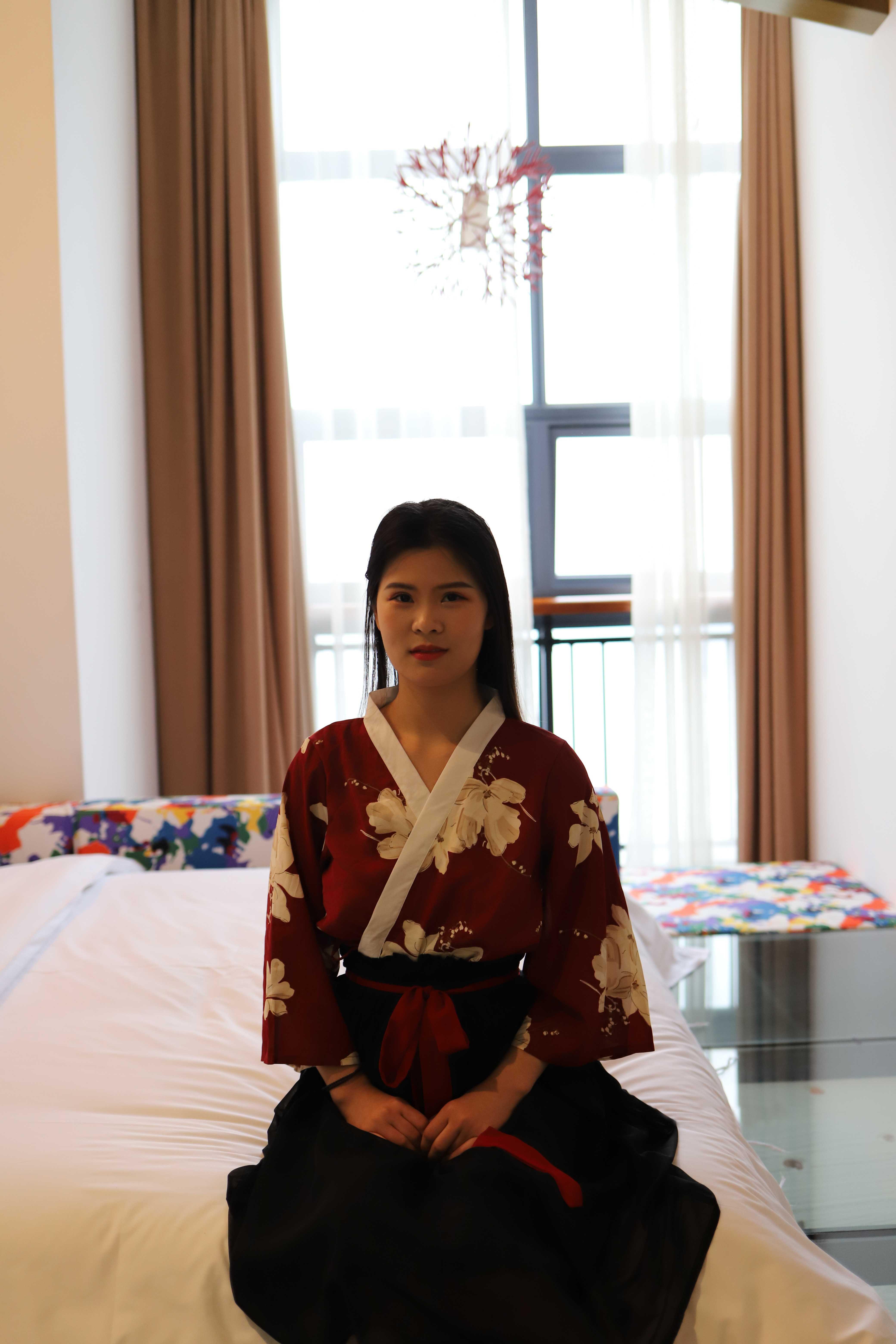 气质小姐姐脱掉衣服漏出奶子