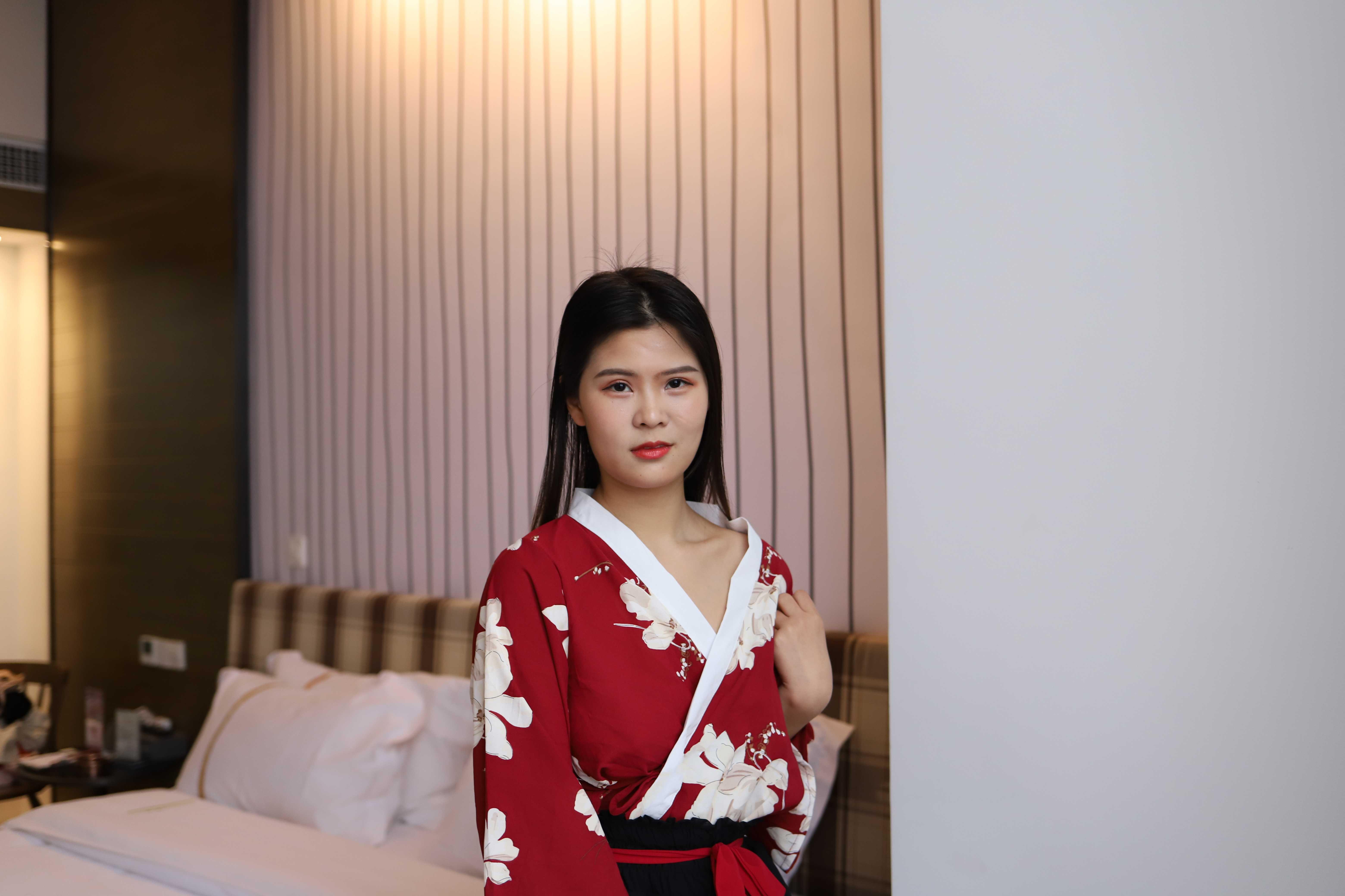 气质小姐姐脱掉衣服漏出奶子