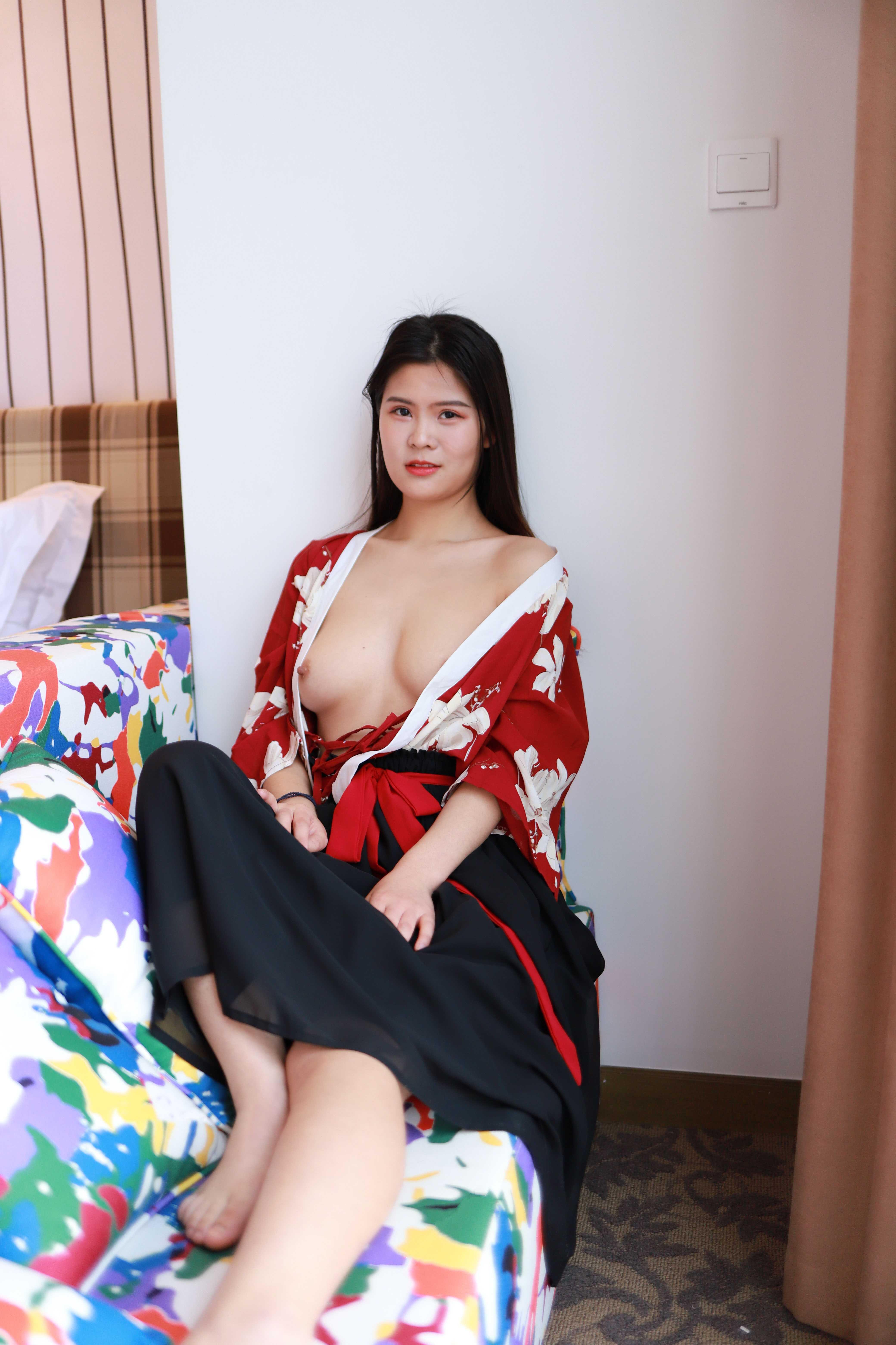 气质小姐姐脱掉衣服漏出奶子