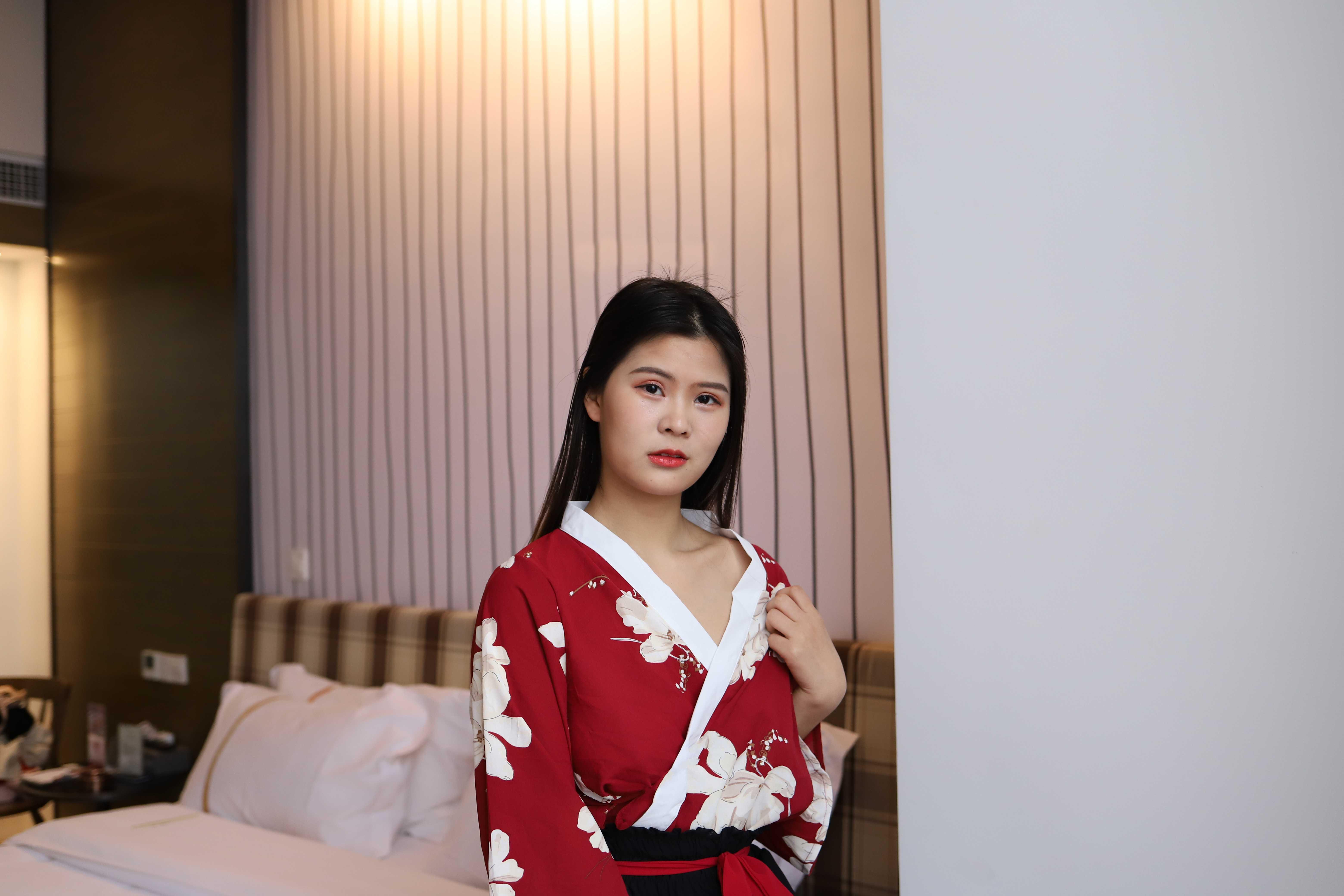 气质小姐姐脱掉衣服漏出奶子