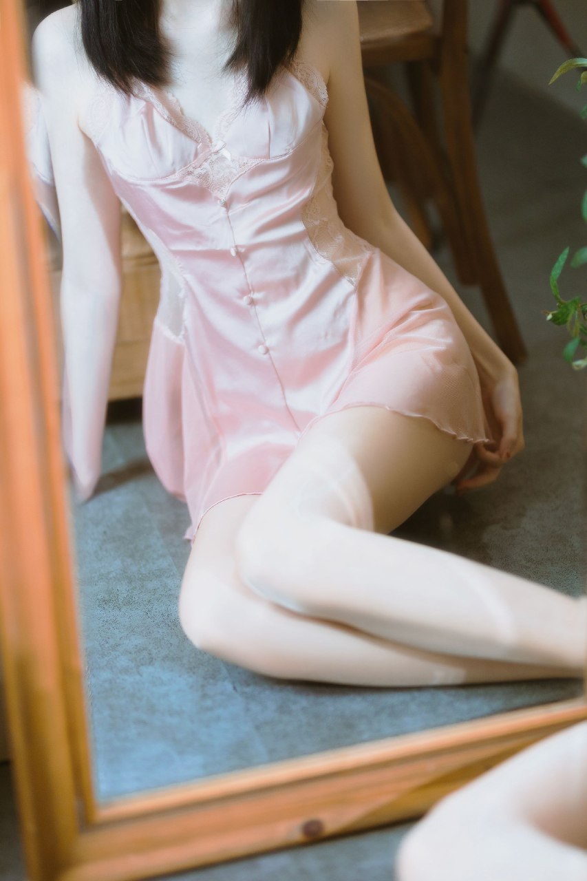 白嫩美腿柔美容颜