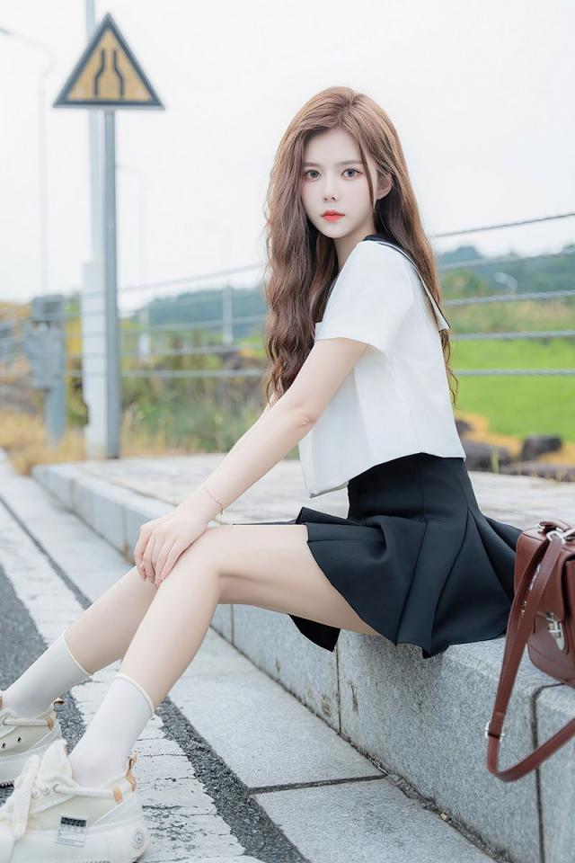 白芷苗条身材明艳动人