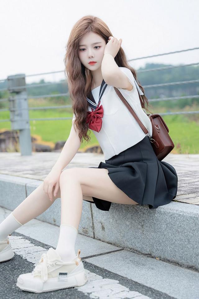 白芷苗条身材明艳动人
