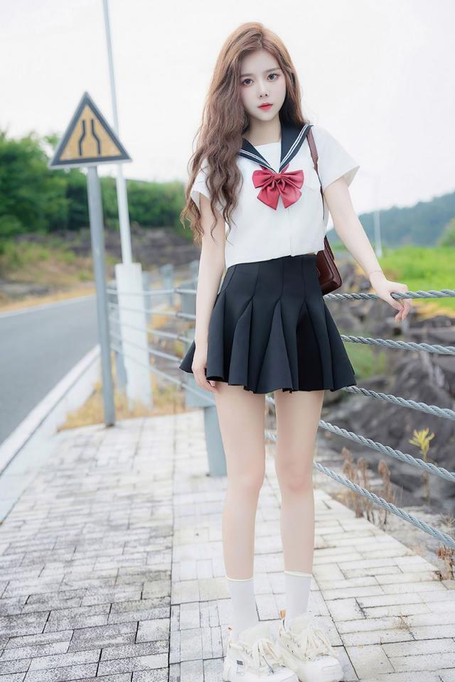 白芷苗条身材明艳动人