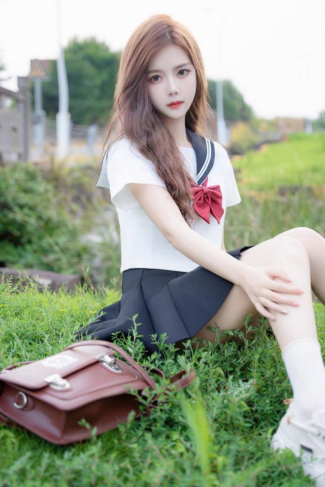 白芷苗条身材明艳动人