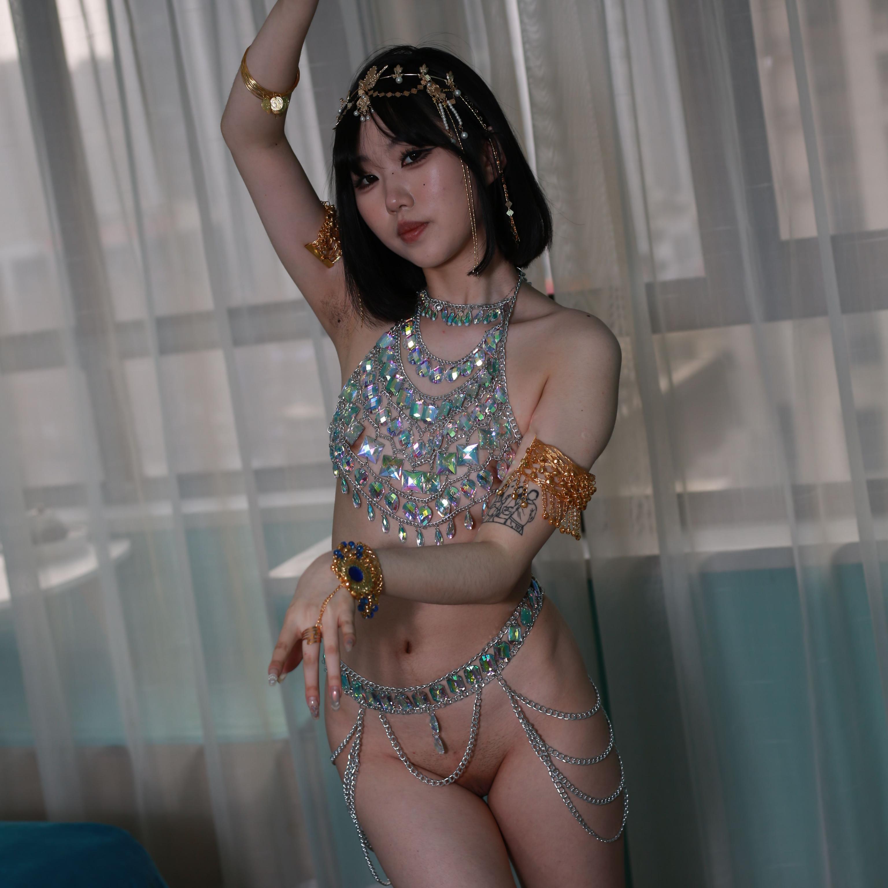 姑娘的装扮让人眼前一亮的感觉