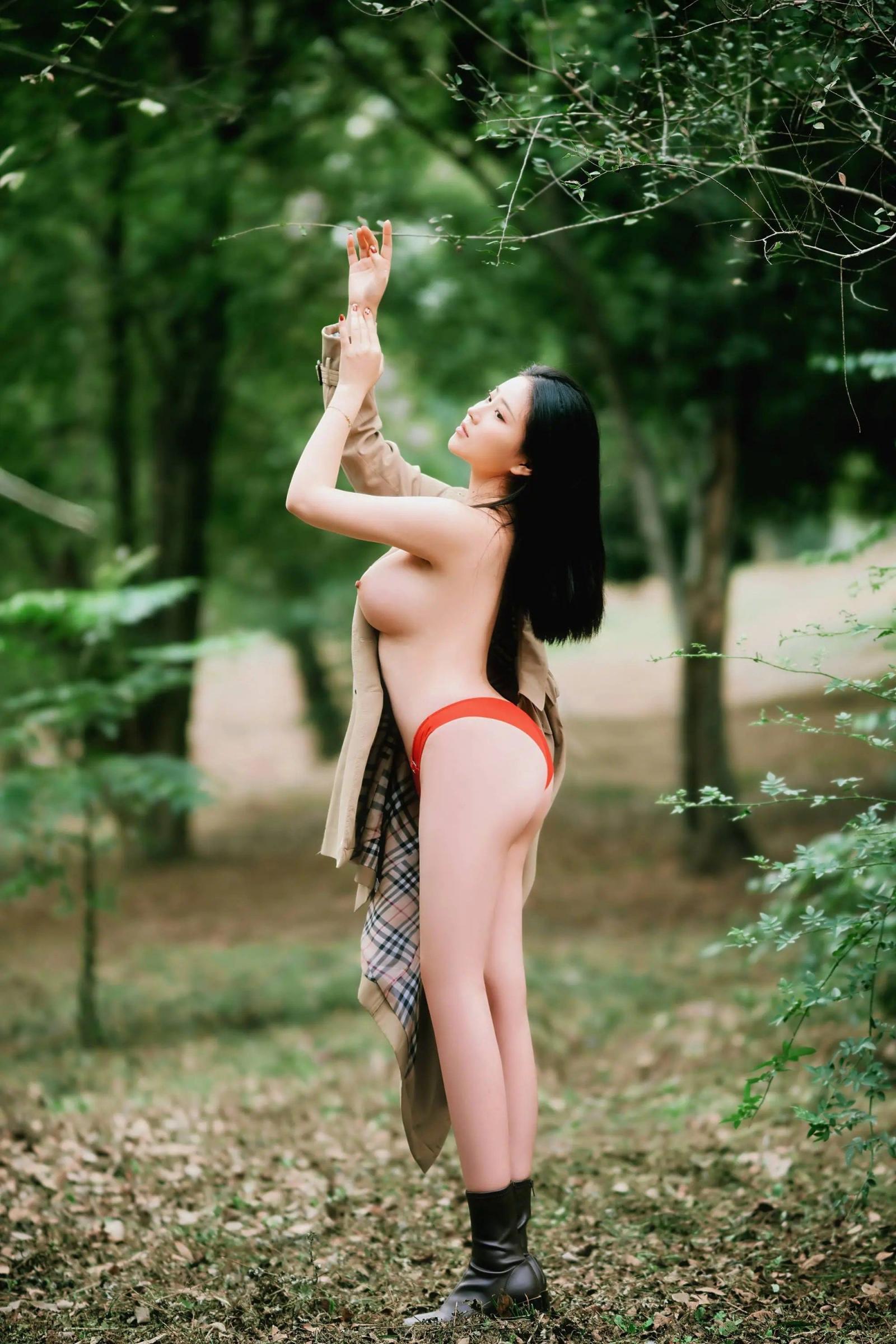 野外的美女 [28P]