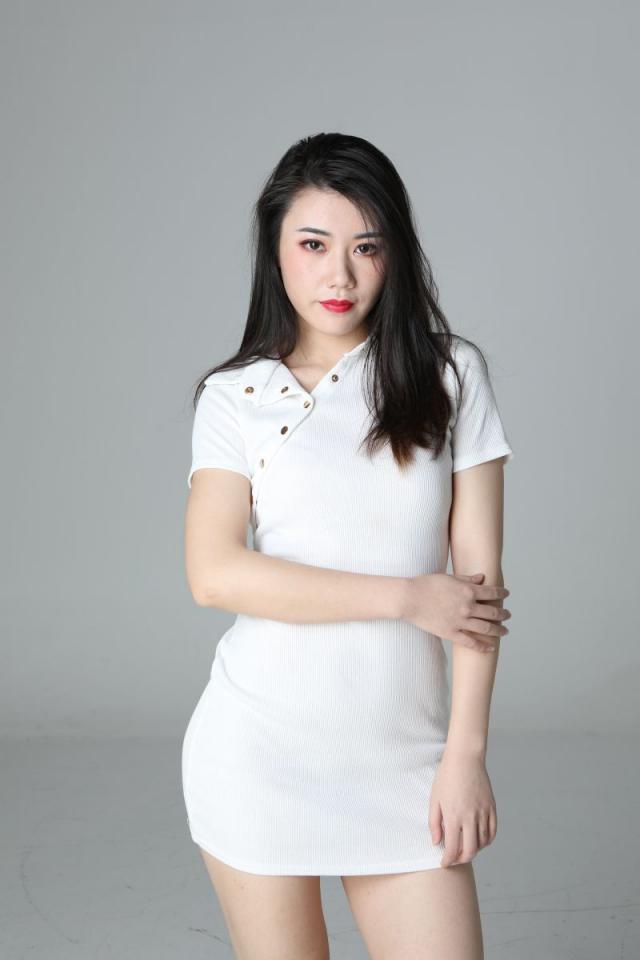 气质挺不错的白衣少妇