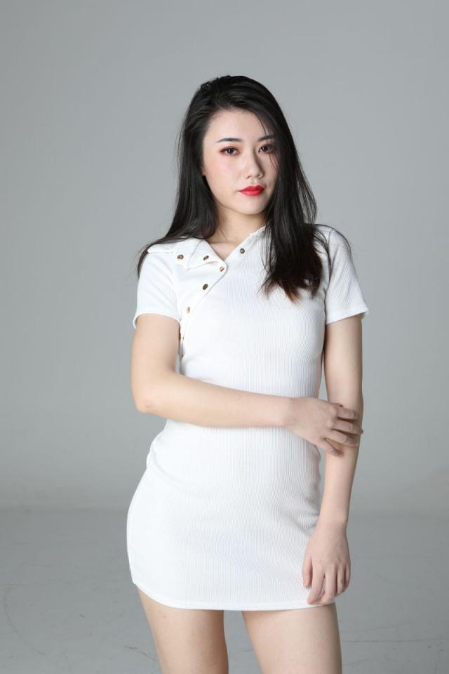 气质挺不错的白衣少妇