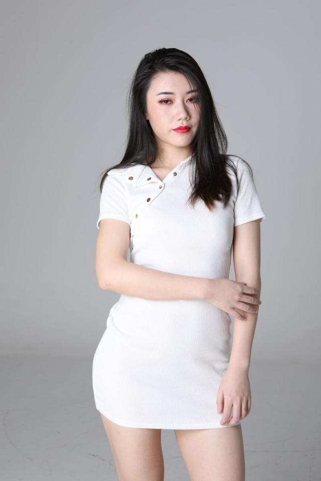 气质挺不错的白衣少妇