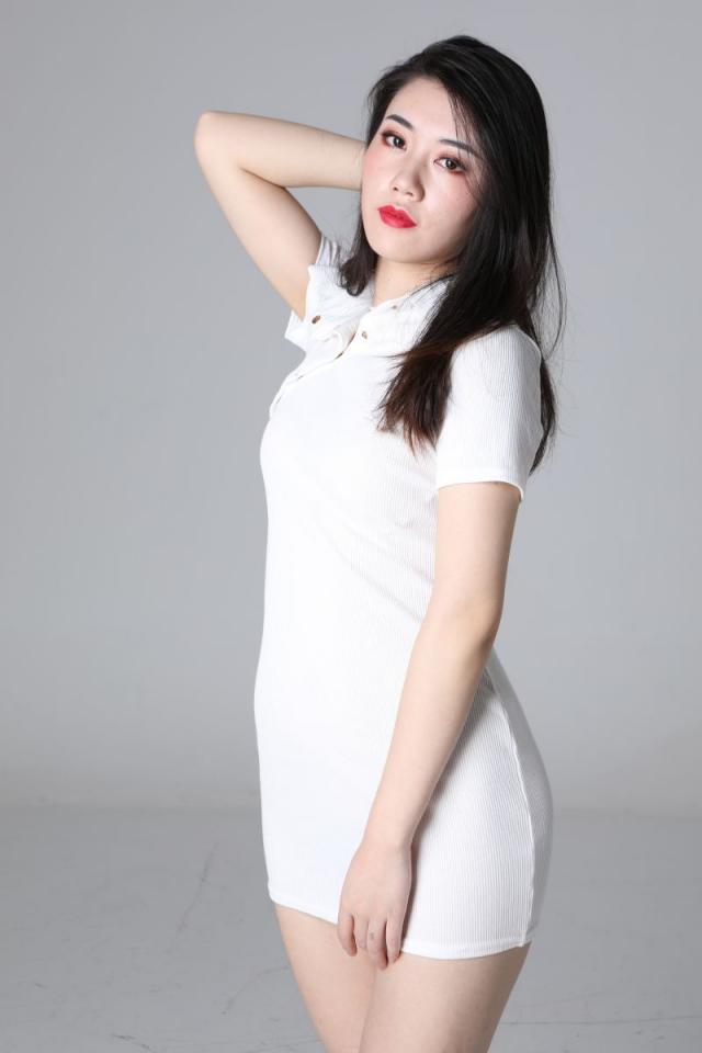 气质挺不错的白衣少妇