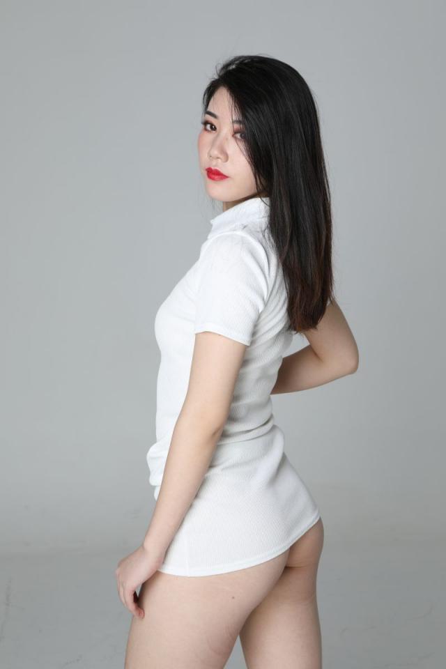 气质挺不错的白衣少妇