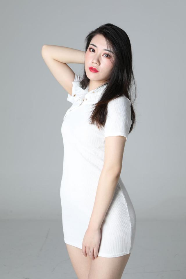 气质挺不错的白衣少妇