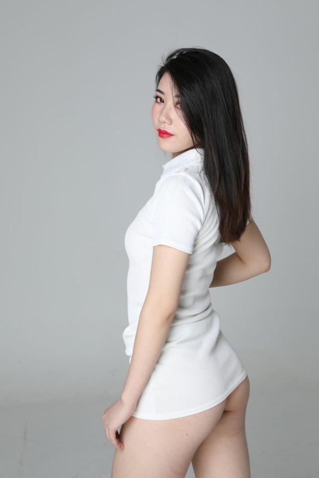 气质挺不错的白衣少妇