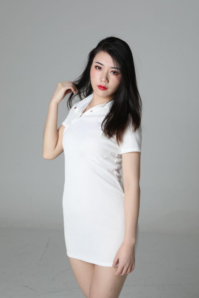 气质挺不错的白衣少妇