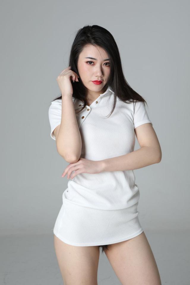 气质挺不错的白衣少妇