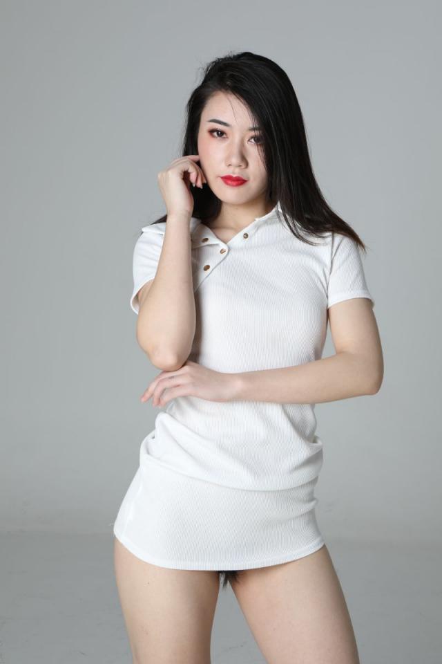 气质挺不错的白衣少妇