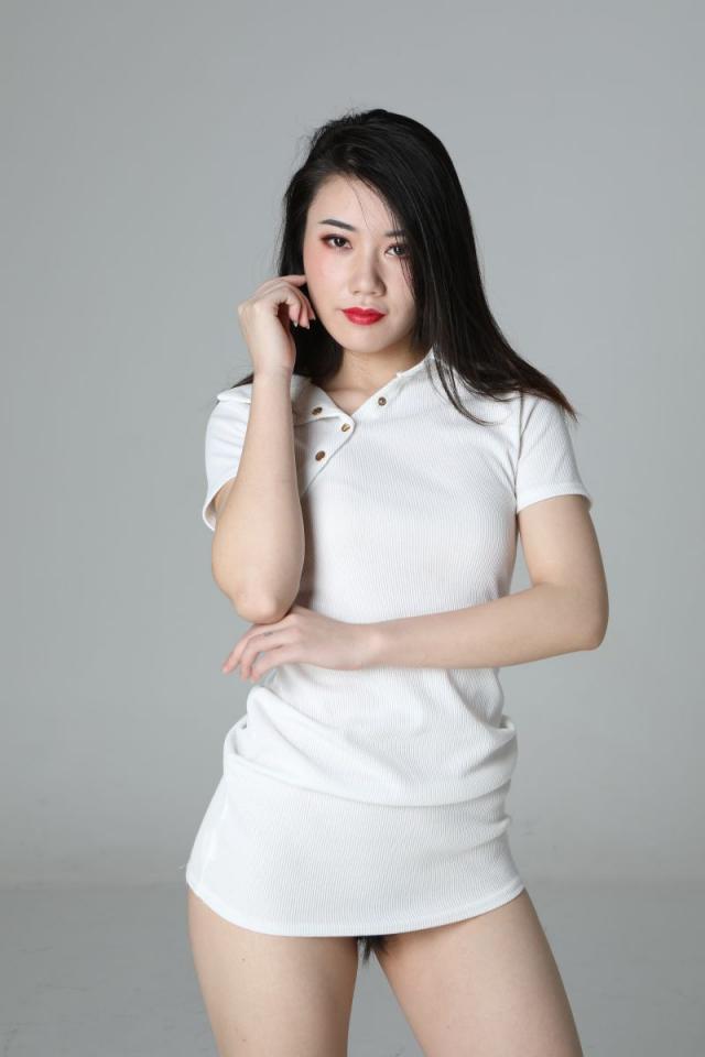 气质挺不错的白衣少妇