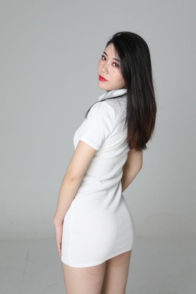 气质挺不错的白衣少妇