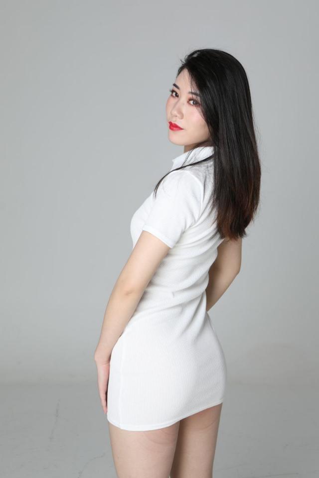 气质挺不错的白衣少妇