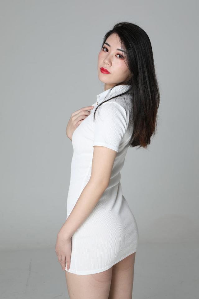 气质挺不错的白衣少妇