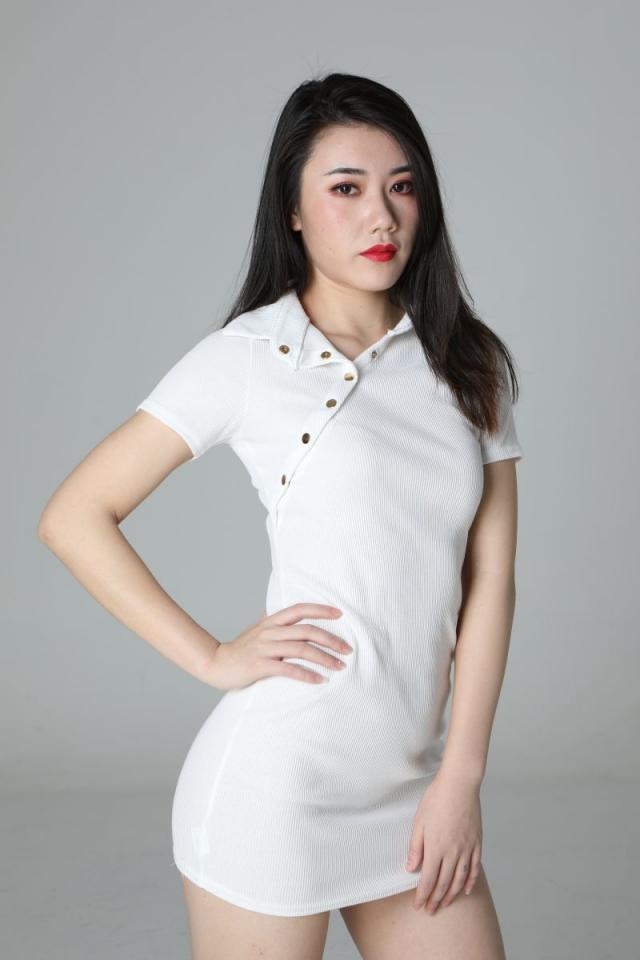 气质挺不错的白衣少妇
