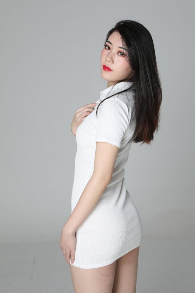 气质挺不错的白衣少妇