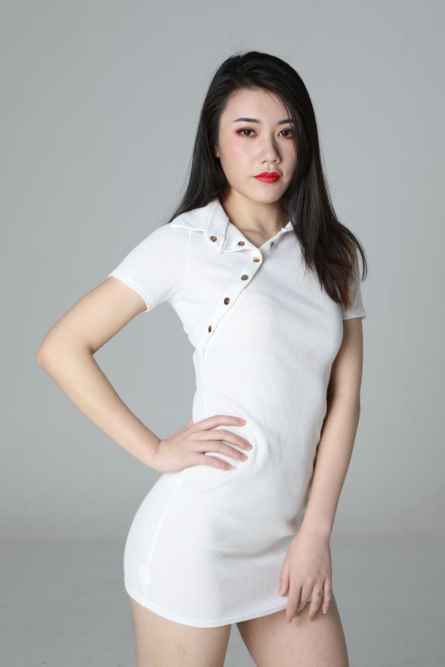 气质挺不错的白衣少妇
