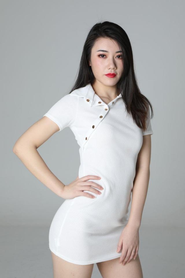 气质挺不错的白衣少妇