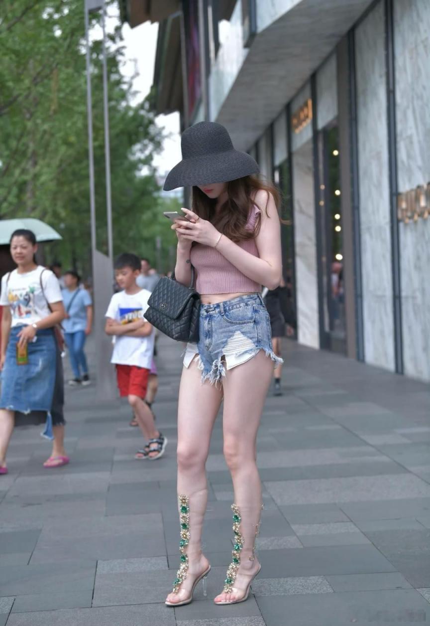 街拍齐逼短裤之若隐若现