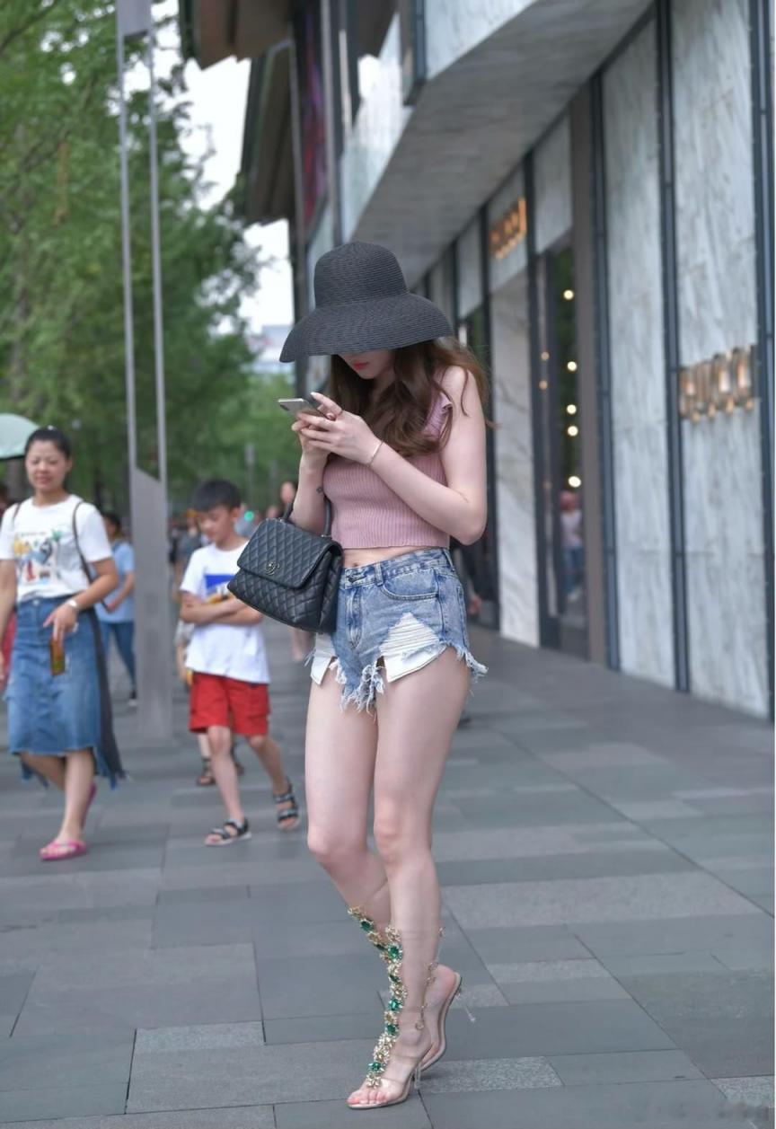 街拍齐逼短裤之若隐若现