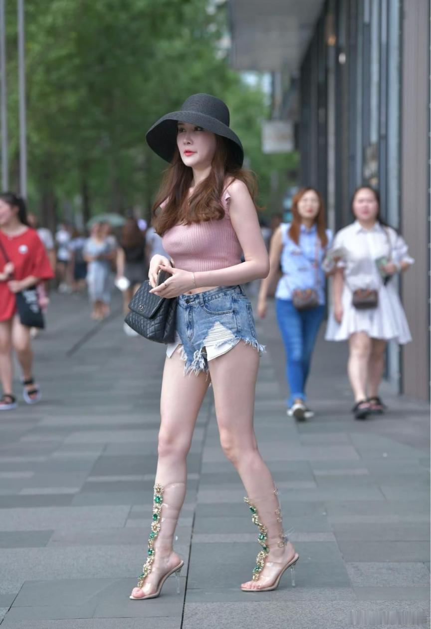 街拍齐逼短裤之若隐若现