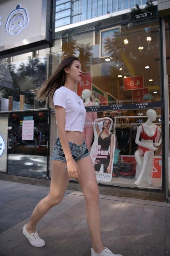 街拍齐逼短裤之若隐若现