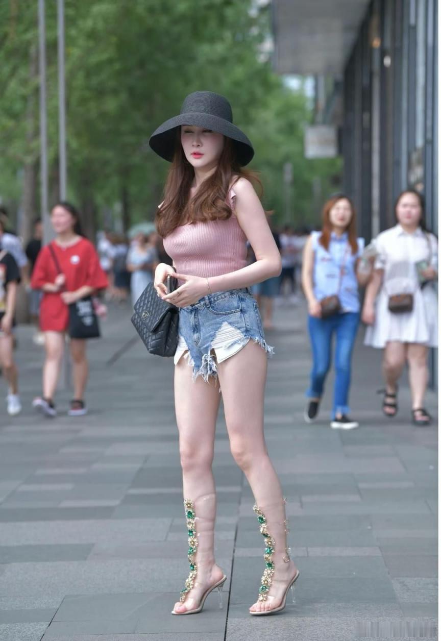 街拍齐逼短裤之若隐若现