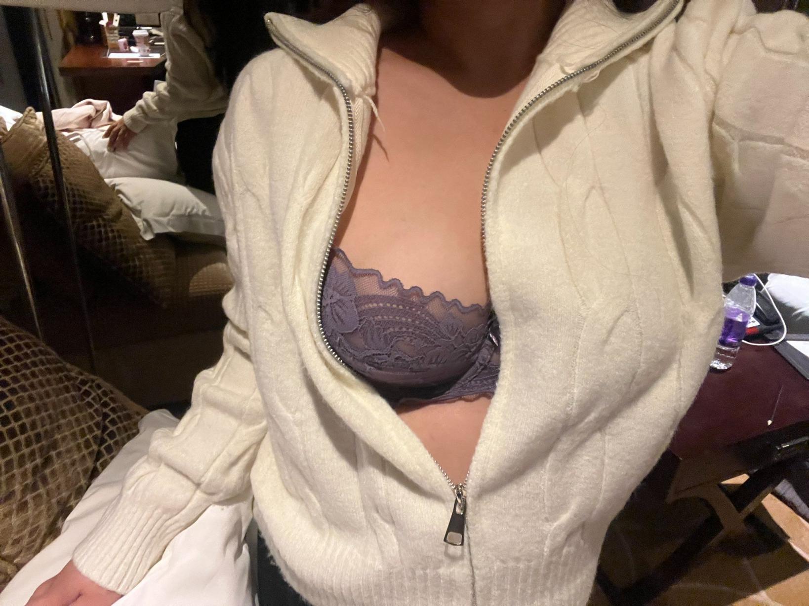 拉开胸罩看奶