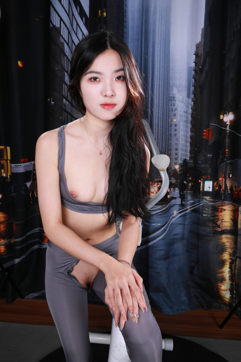 极品白嫩开档瑜伽裤美妞