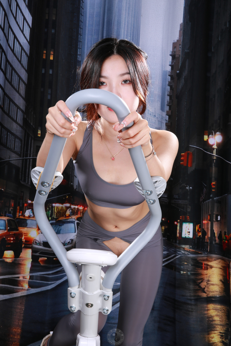 极品白嫩开档瑜伽裤美妞