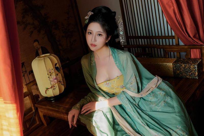 古装妹子极品圆润的美乳