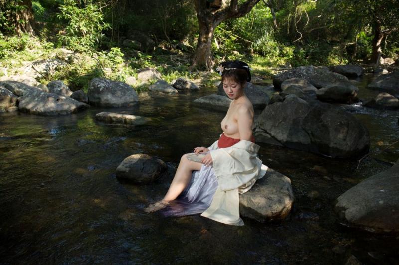 溪水边的极品古装白嫩妹子