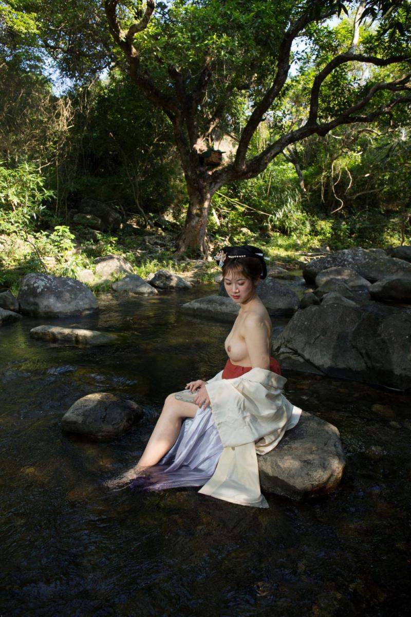溪水边的极品古装白嫩妹子